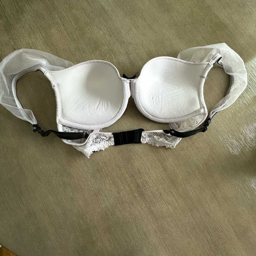 Victoria's Secret White Lace Bra with Black Accents - Picture 7 of 7
